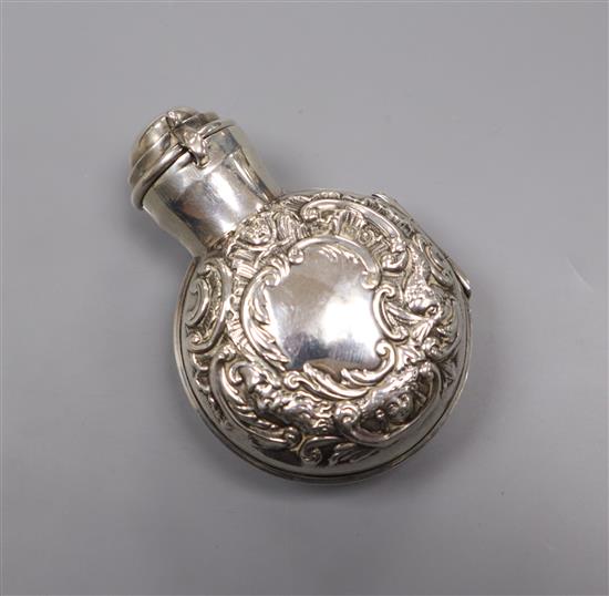 A late Victorian glass scent bottle with repousse silver hinged case, by William Comyns, London, 1899, 8cm.